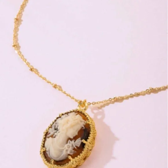 Gold Cameo Pendant Necklace - Picture 3 of 4